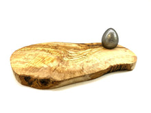 Lade das Bild in den Galerie-Viewer, Olivenholz Frühstücksbrett rustikal Ei DOM