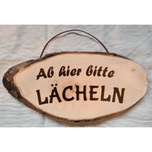 Lade das Bild in den Galerie-Viewer, Baumscheibe / Rindenbrett mit Gravur DerHolzshop