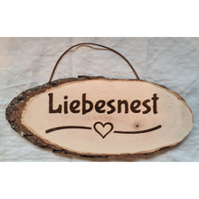 Lade das Bild in den Galerie-Viewer, Baumscheibe / Rindenbrett mit Gravur DerHolzshop