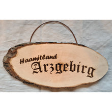 Lade das Bild in den Galerie-Viewer, Baumscheibe / Rindenbrett mit Gravur DerHolzshop