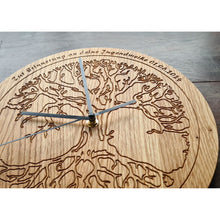 Lade das Bild in den Galerie-Viewer, Wanduhr Massivholz Eiche DerHolzshop