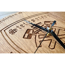 Lade das Bild in den Galerie-Viewer, Wanduhr Massivholz Eiche DerHolzshop