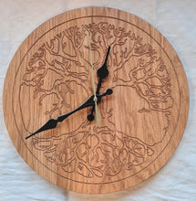 Lade das Bild in den Galerie-Viewer, Wanduhr Massivholz Eiche DerHolzshop