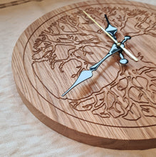 Lade das Bild in den Galerie-Viewer, Wanduhr Massivholz Eiche DerHolzshop