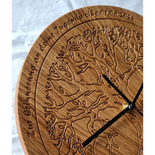 Lade das Bild in den Galerie-Viewer, Wanduhr Massivholz Eiche DerHolzshop