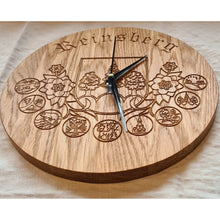 Lade das Bild in den Galerie-Viewer, Wanduhr Massivholz Eiche - Edition Forchheim DerHolzshop