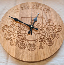 Lade das Bild in den Galerie-Viewer, Wanduhr Massivholz Eiche - Edition Forchheim DerHolzshop