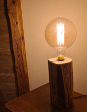Lade das Bild in den Galerie-Viewer, Altholz Tischleuchte LED DerHolzshop