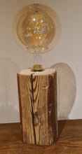 Lade das Bild in den Galerie-Viewer, Altholz Tischleuchte LED DerHolzshop