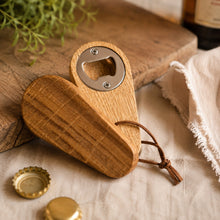 Lade das Bild in den Galerie-Viewer, Flaschenöffner Eiche oval Personalisiert DerHolzshop
